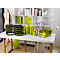 Bureau de bureau avec des plateaux de classement, des dossiers, un porte-stylos et des orchidées. Un portant et une étagère sont visibles en arrière-plan.