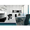 Bureau avec bureaux, chaises, porte-documents et ordinateurs portables. La vue traverse une grande fenêtre.
