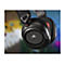 Schwarzes Gaming-Headset, Detailaufnahme. Das Logo ist auf der Ohrmuschel zu sehen.