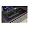 Schwarzes Gaming-Mauspad mit Tastatur, Maus und Monitor.