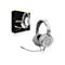 Graues Gaming-Headset Corsair Virtuoso Pro mit Mikrofon, neben einer Produktverpackung. Das Headset hat ein offenes Design mit grauen Ohrpolstern und einem weißen Kopfbügel.