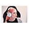 Junge Frau mit pinken Haaren trÃ¤gt ein weiÃŸ-graues Headset mit Mikrofon und blickt nach rechts.