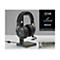 Schwarzes Headset auf einem Ständer, Display mit Logo-Elementen, beleuchtete Tastatur im Hintergrund.