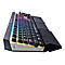 Schwarze Gaming-Tastatur mit RGB-Beleuchtung. Auf den Tasten sind Schriftzeichen zu sehen, am rechten Rand eine Handballenauflage.