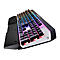 Eine perspektivische Aufnahme einer Gaming-Tastatur mit farbiger Beleuchtung und Handauflage. Der Hintergrund ist weiÃŸ.