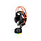 Schwarzes Gaming-Headset mit orangefarbenem Bügel auf einem Ständer mit beleuchtetem RGB-Fuß.