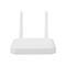 Weißer Router mit zwei Antennen. Er steht vor neutralem Hintergrund.