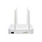 Weißer Router mit vier Antennen, Blick von vorne.