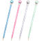 Quatre crayons de couleur différente, bleu clair, rose, argent et vert clair, avec une décoration en forme de boule en haut.