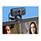 Webcam Creative Live! Cam auf einem Monitor. Zwei Frauen in einem Videogespräch, eine vor Holz, eine vor hellem Hintergrund.