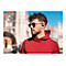 Mann mit Sonnenbrille und KopfhÃ¶rern, roter Hoodie. Im Hintergrund GebÃ¤ude und blauer Himmel.