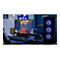 Gaming-Setup mit Monitor, Tastatur, PC-Gehäuse mit blauer Beleuchtung, Kopfhörern und Maus. Auf dem Monitor ein Spiel.