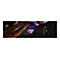 Person mit Tastatur, Maus, Monitor und Soundbar. Soundbar mit farbiger Beleuchtung.