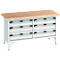 Werkbank mit hellem Holzbrett und sechs Schubladen, weiß lackiert. Schwarze Griffe. Die Beine sind aus Metall.