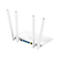 Weißer WLAN-Router mit vier externen Antennen, Blick auf die Rückseite mit LAN- und WAN-Anschlüssen.