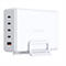 Weißes D-Link Ladegerät mit mehreren USB-C und USB-A Anschlüssen. Auf der Rückseite ist ein ausklappbarer Ständer angebracht.