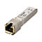 Ein silberner D-Link-Stecker, DEM-410T, 10GBASE-T, mit goldenem Anschluss.