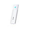 Weißer D-Link WLAN-Stick mit geripptem Oberteil und leuchtend blauer Status-LED.