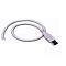 Ein weißes USB-Kabel, das sich auf weißem Hintergrund kringelt.
