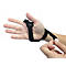 Schwarze Handgelenkstütze mit Knopf, an einer Hand befestigt. Eine andere Hand zieht den Klettverschluss fest.