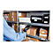 Person scannt Lagerregal mit Barcode-Scanner. Kartons, Boxen und Papiere lagern auf den Regalen.