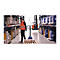 Mann im Lager mit Scanner, Regale mit Waren, Gabelstapler im Hintergrund.