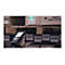 Handheld-Scanner scannt Paket in Lagerregal. Auf dem Paket steht 'FRAGILE, HANDLE WITH CARE'.