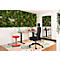 Kantoor met bureau, stoel, rode kruk en een muur van planten. Spiegel en decoraties zijn zichtbaar.