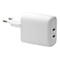 Un chargeur blanc avec une prise européenne ; deux ports de charge avec l'inscription "20W Max".