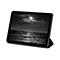 Ein Tablet mit einem schwarzen Display, das einen Schwarzweiß-Hintergrund eines Meeres mit Wolken und einem Mond zeigt.