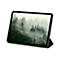 Ein Tablet-PC, auf dem ein Wald in Nebel zu sehen ist, steht aufrecht auf einer Halterung.