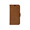 Hellbraune Leder-Handyhülle im geschlossenen Zustand. Mit Lasche und geprägtem Logo.