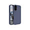 Blaues Smartphone Case, das ein Smartphone teilweise umschließt. Auf dem Display ist eine Landschaft mit Wasser und Bergen zu sehen.