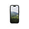 Schwarzes Smartphone mit Berglandschaft auf dem Display. Im Display grüne Berge unter blauem Himmel.