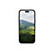 Smartphone, der ein Landschaftsfoto zeigt. Berge, grüne Felder und Wald unter blauem Himmel.