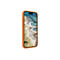 Ein iPhone in einer orangefarbenen Schutzhülle mit Strandblick auf dem Bildschirm.