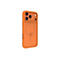 Orangenes iPhone-Case mit dreifacher Kamera und Apple-Logo, auf weißem Hintergrund.