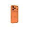Coque d'iPhone orange, avec trois objectifs d'appareil photo, MagSafe et logo Apple, sur fond blanc.