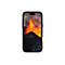 Ein schwarzes Smartphone mit Display, das einen Vulkanausbruch zeigt. Im Vordergrund das dunkle Gestein, darüber das grelle, orangefarbene Lava-Feuer.