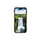 Smartphone, das ein Wasserfall-Landschaftsfoto zeigt. Das Telefon ist in einer durchsichtigen Hülle, vor weißem Hintergrund.