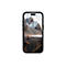 Smartphone mit Bild von Berglandschaft, zwei Personen auf einem dunklen Sandstrand.