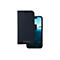 Dunkelblaue Leder-Handyhülle mit offenem Klappverschluss. Rechts ein Smartphone mit blauem Hintergrund. Der Markenname steht unten links.