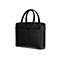 Schwarze Ledertasche mit Tragegriffen und Reißverschluss, Markenlogo. Steht vor weißem Hintergrund.
