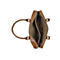 Offene, braune Ledertasche mit Henkeln und Reißverschluss. Innen braunes Karomuster.