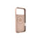 Hellrosa Handyhülle vor weißem Hintergrund. Auf der Hülle ist ein Kreis mit Recycling-Symbol und Schriftzug: „MADE WITH RECYCLED MATERIALS“. Der Name des Herstellers ist am unteren Rand aufgedruckt.