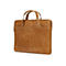 Eine hellbraune Ledertasche mit Henkeln und einer Fronttasche, „dramante1928“ Schriftzug.