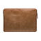 Hellbraune Laptoptasche aus Leder, mit Reißverschluss und hellem Innenfutter.