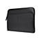 Schwarze Laptoptasche aus Leder. Auf der Vorderseite ein kleineres Reißverschlussfach mit Label. Reißverschluss an der Oberseite.
