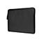 Schwarze Laptoptasche, schräg von vorn fotografiert. Mit Reißverschluss, kleinem Logopatch und geprägtem Schriftzug.