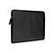 Schwarze Laptoptasche aus Leder mit Reißverschluss, Markenlogo, weißer Hintergrund.